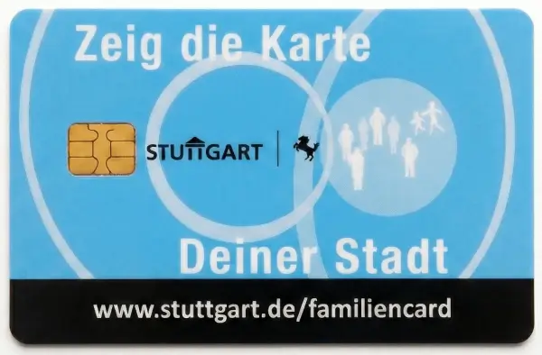 Stuttgarter FamilienCard in Blau mit Chip und dem Text 'Zeig die Karte Deiner Stadt'.
