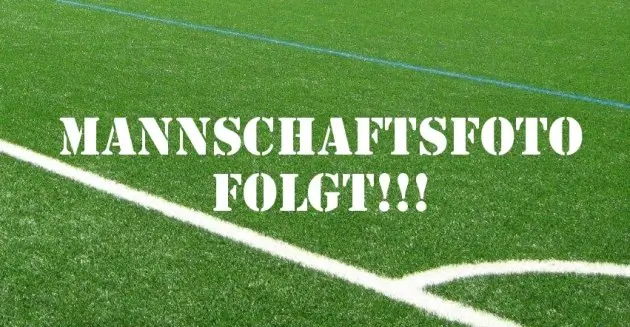 Platzhalterbild mit dem Text 'MANNSCHAFTSFOTO FOLGT!!!' auf einem Fußballrasen.